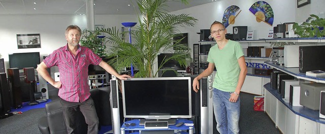 Geschftsinhaber Stefan Singer und Mit... Eduard Gaub zeigen  moderne Technik.   | Foto: pm