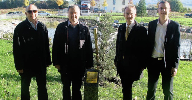 Ein Baum zum Abschied:   Stadtrat Ulf ...ftsfrderer Michael Voigt (von links)   | Foto: privat