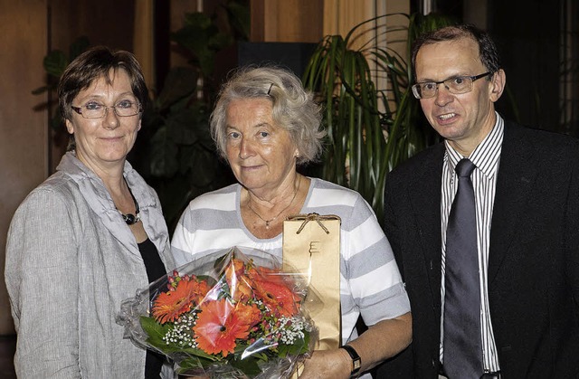 Geschftsfhrerin Britta Saier (links)...hroth, dem 1.000 Mitglied des Vereins.  | Foto: G. Zahn