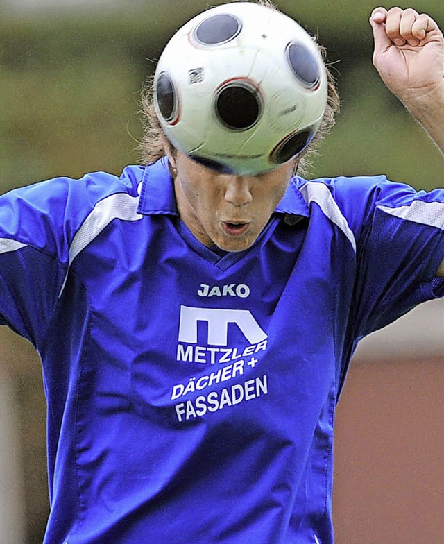 90 Minuten nur den Ball im Kopf: Mit e... die Blauen im Hegau endlich punkten.   | Foto: Patrick Seeger