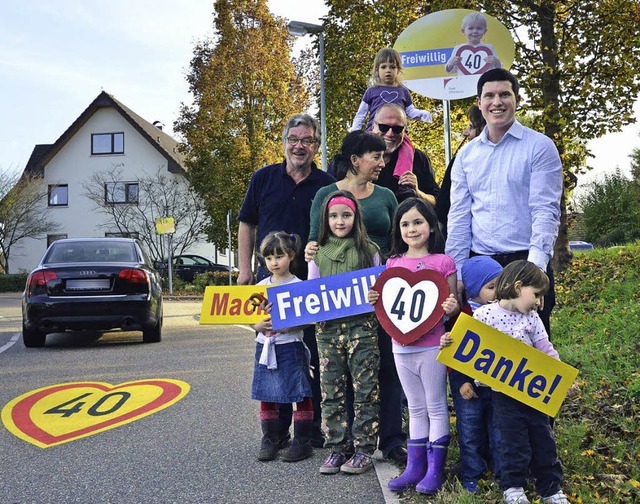 Bitte langsam fahren: Anwohner mit Ort...kehrsplaner Fabian Feigenbaum (rechts)  | Foto: Matthias Maier