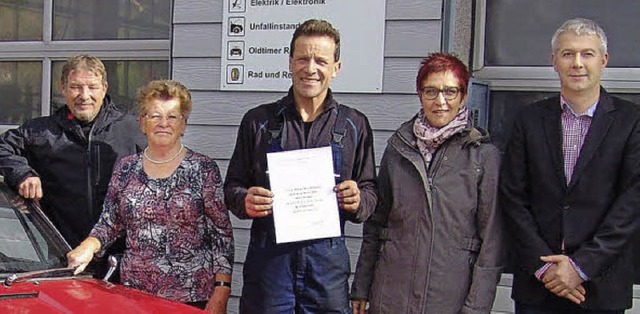 Josef Lffler (Mitte) ist seit 40 Jahr...-Werkstatt Faller in St. Mrgen treu.   | Foto: Heinrich Fehrenbach