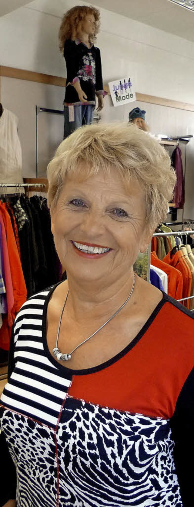 Ingeborg Siegle whlte die Mode fr die Modenschau des DRK-Kleidreladens aus.  | Foto: Claudia Gempp