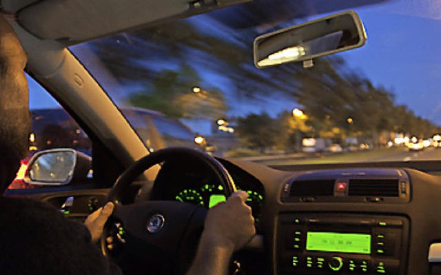 Autofahrer bekommen jetzt  weniger Tageslicht.   | Foto: dpa