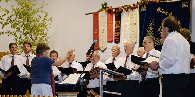 Der Mnnerchor Riedichen mit Almut Teichert-Hailperin am Taktstock   | Foto: paul berger