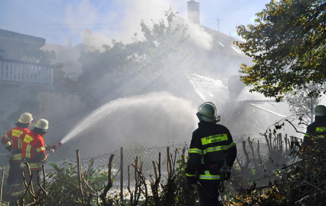 Enorme Hitze und Rauchentwicklung verl...arorten ber Stunden harte Arbeit ab.   | Foto: julius steckmeister