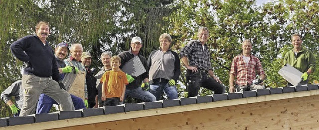 Sichtlich vergngt halfen einige Gemei...m Eindecken des Pavillons im Kurpark.   | Foto: Stefan Pichler