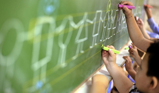 Schulsozialarbeit  vernetzt Eltern, Lehrer und Kinder.   | Foto: dpa