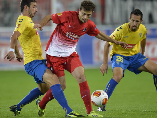Admir Mehmedi setzt sich gegen zwei Spieler des GD Estoril Praia durch.  | Foto: AFP