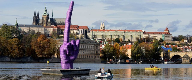 Knstler David Cerny nennt sein Werk &...tischen Bastarde auf der Burg&#8220;.   | Foto: afp