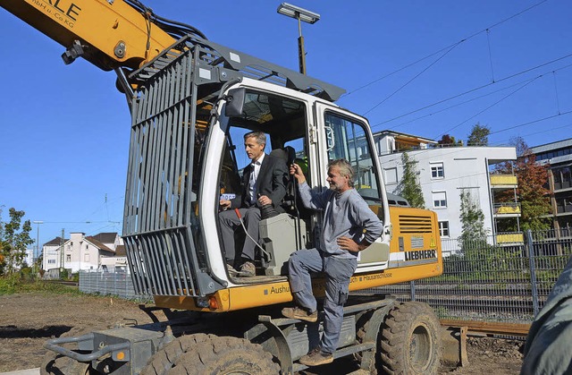 Brgermeister Michael Wilke hoch zu Bagger.   | Foto: Sabine Ehrentreich