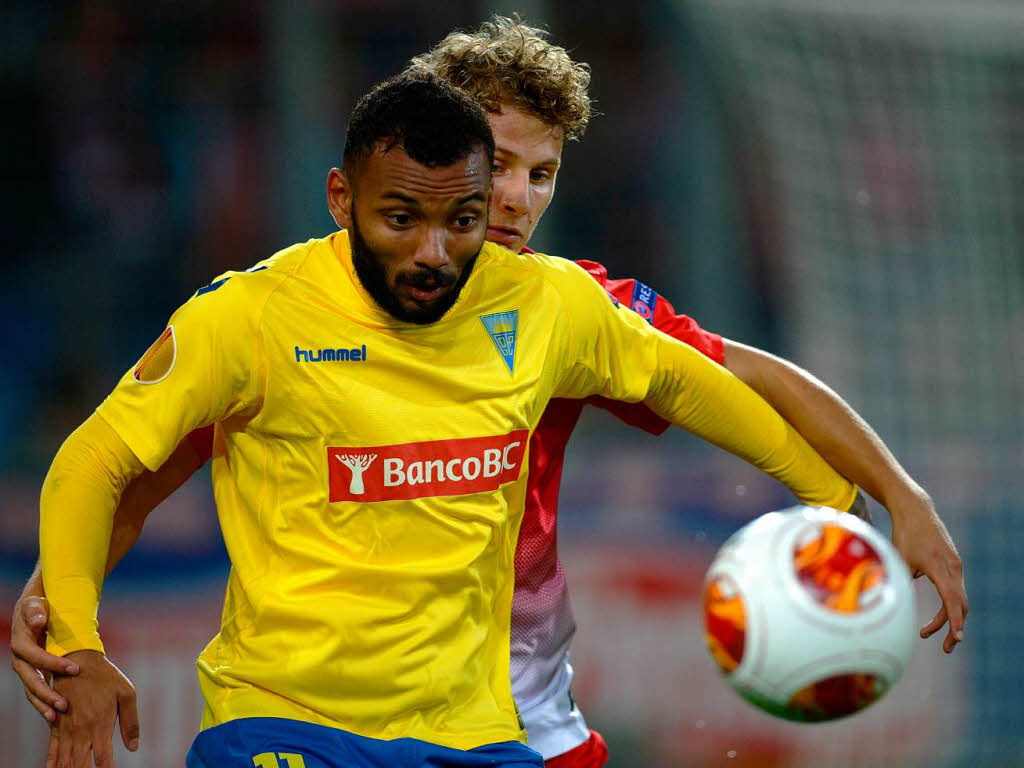 Estorils Joao Pedro Galvao enteilt Vegar Hedenstad vom SC Freiburg.