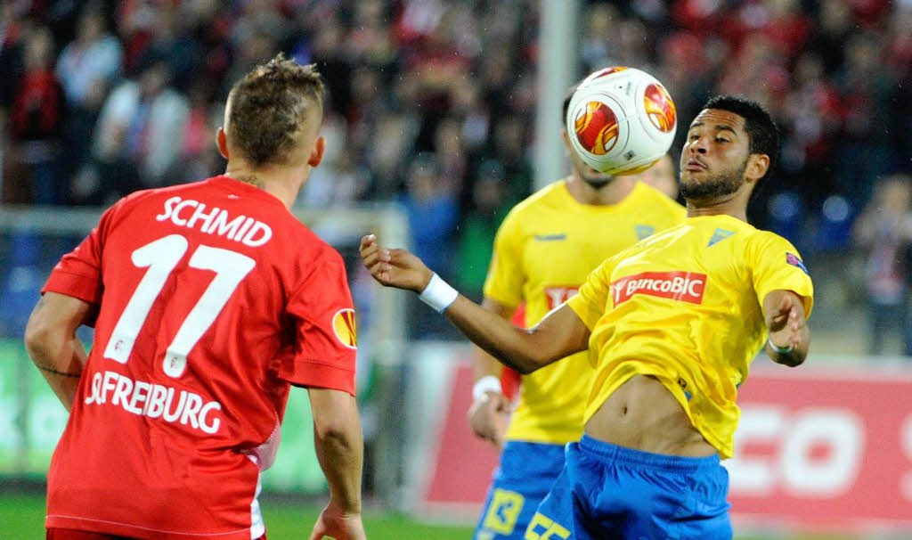 Jonathan Schmid muss sich gegen zwei Spieler des portugiesischen Clubs Estoril durchsetzen.