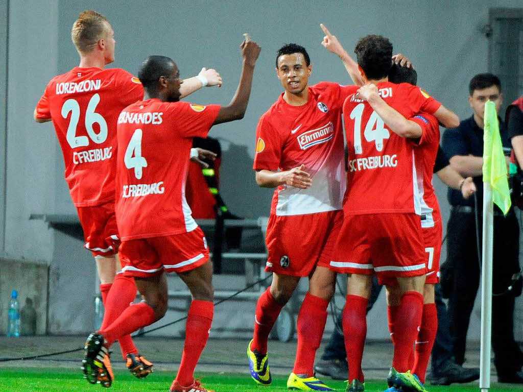 1:0 fr den SC Freiburg steht es schon nach 11 Minuten. Torschtze ist Vladimir Darida.