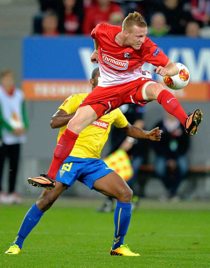 Nicolai Lorenzoni (SC Freiburg) steigt hoch hinaus.