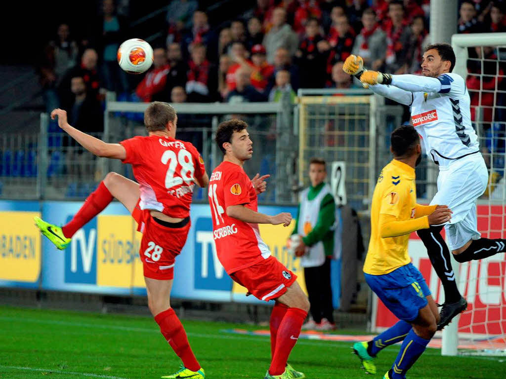 Estorils Keeper Vagner Silva kommt in den ersten Minuten des Spiels oft in arge Bedrngnis.