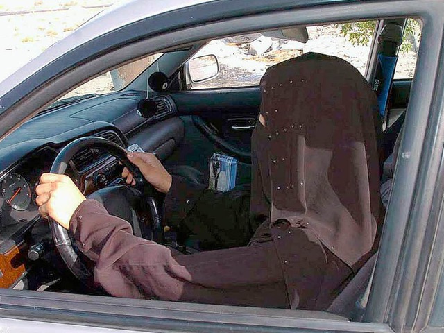 Eine saudisch-arabische Frau widersetzt sich dem Fahrverbot.   | Foto: DPA