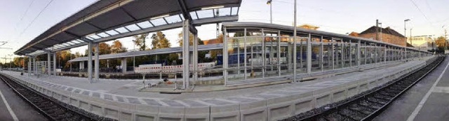 Fast fertig: Der neue Mittelbahnsteig (Panoramafoto)  | Foto: Patrik Mller