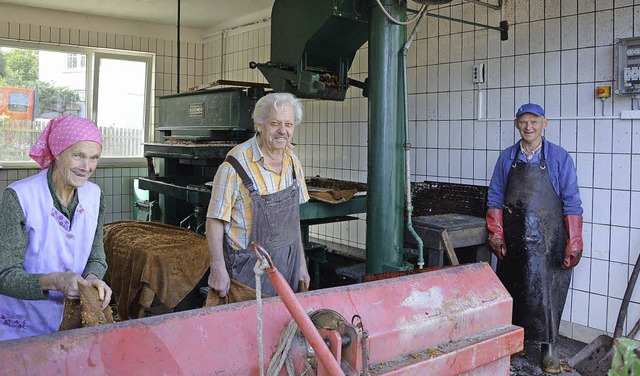 Katharina (v.l.n.r.) und Ernst Jger a...us ihrem eigenen Obst Gesundes haben.   | Foto: Burger