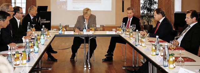 Auf Einladung von Peter Leibold, Chef ... Oettinger (Dritter von rechts) teil.   | Foto: Sandra Decoux-Kone