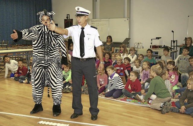 Ralf Kaufmann und das kleine Zebra erk...Kindern die Regeln im Straenverkehr.   | Foto: Sandra Decoux-kone