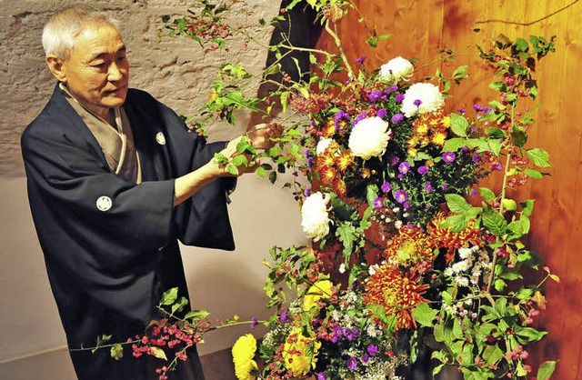 Der in Lahr lebende Kikuto Sakagawa gi...Meister der Ikebana-Blumensteckkunst.   | Foto: axel fleig