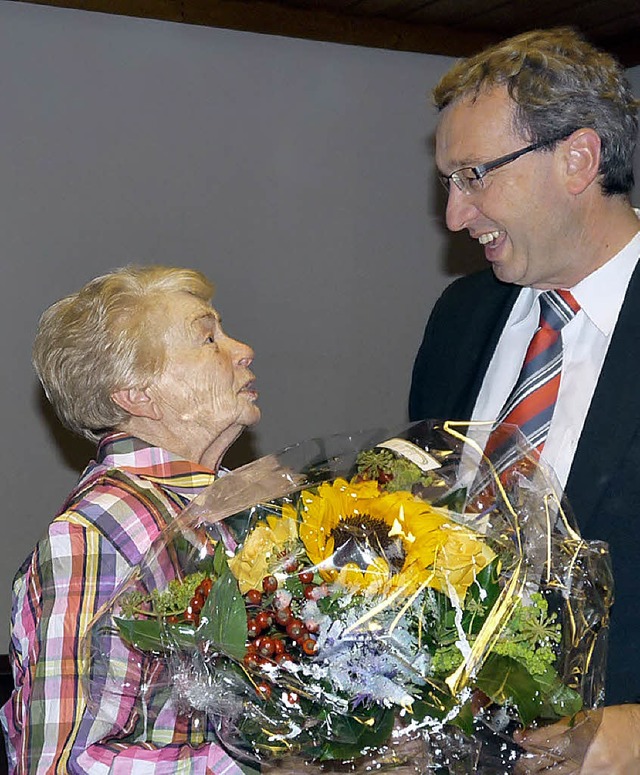 Irmgard Kreuz  wird von  Pfarrer Herrmann herzlich verabschiedet.    | Foto: Monika Hofmeier