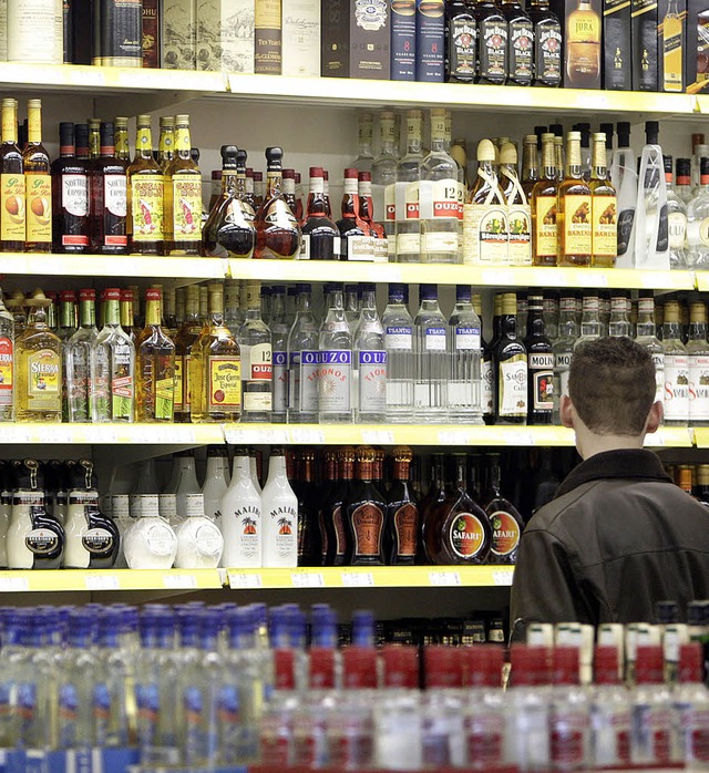 Alkohol &#8211; die Verfhrung fr Jugendliche  ist gro.  | Foto: dpa