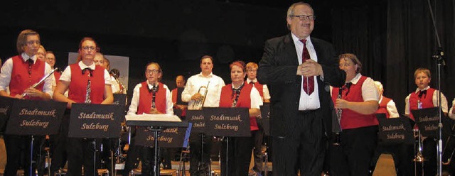 Beim  Herbstkonzert  dirigierte   Oska...ten  Mal   die  Stadtmusik  Sulzburg.   | Foto: Ingeborg Grziwa