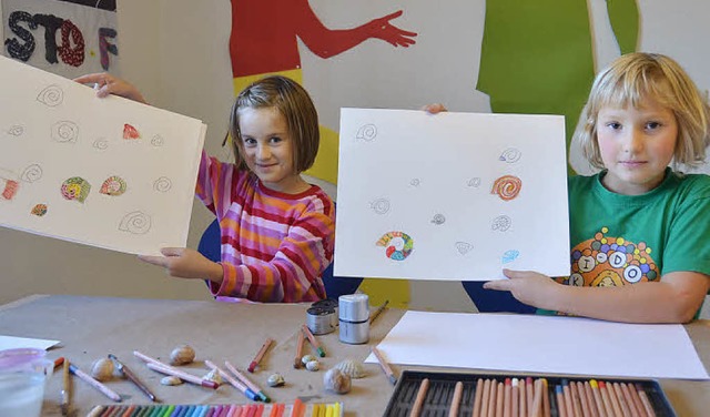 Lena (links) und Natalie haben Schneck...im offenen Atelier fr Kinder gemalt.   | Foto: Franziska Kapitz