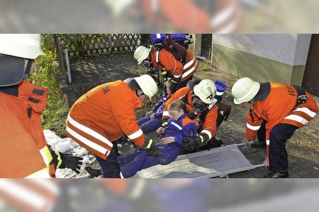 Menschen von Feuerwehr aus den Flammen gerettet