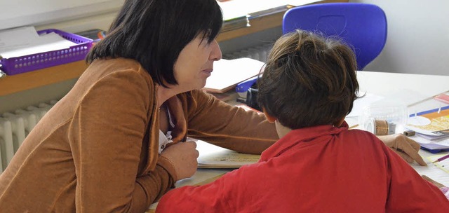Gabriele Villinger lernt mit einem Jun... der Frstabt-Gerbert-Schule Deutsch.   | Foto: S. Barthmes
