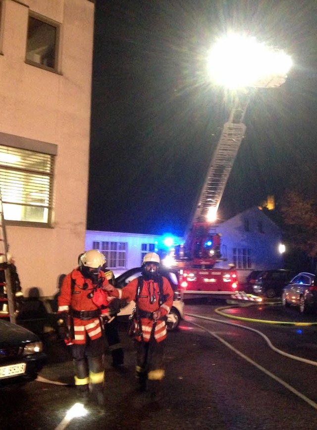 Feuerwehrmnner im bungseinsatz bei der Firma Roth.   | Foto: ZVG