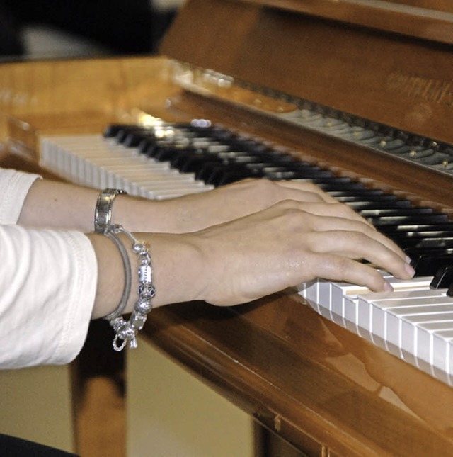 Musikschler spielten passend dazu Klavier.  | Foto: Leony Stabla