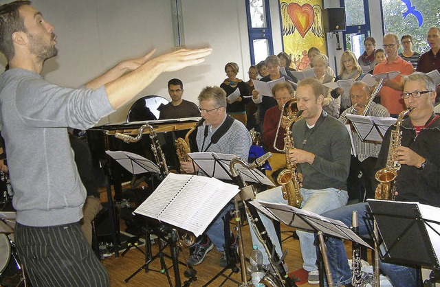 David Grottschreiber dirigiert die Musiker und Snger bei der Probe.  | Foto: Roswitha Frey