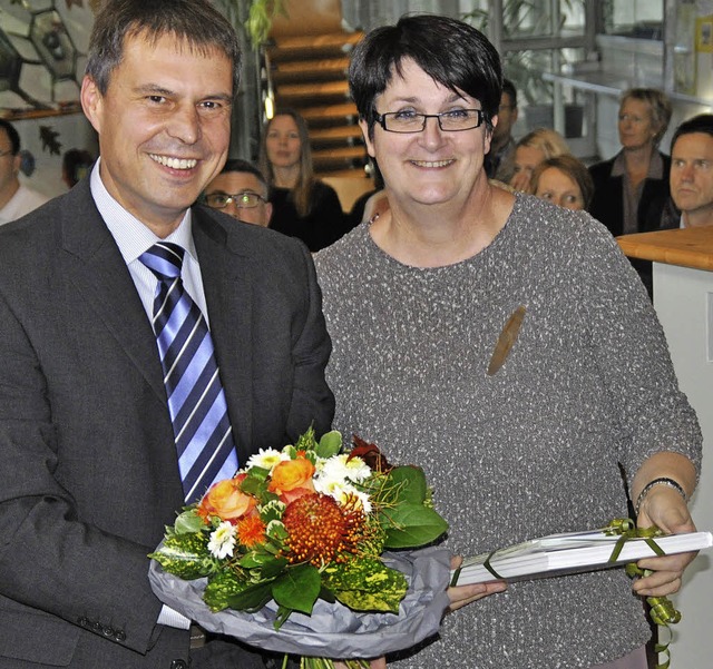 Blumen und Bcher vom Brgermeister Mi...nem kleinen Fest verabschiedet wurde.   | Foto: julius steckmeister