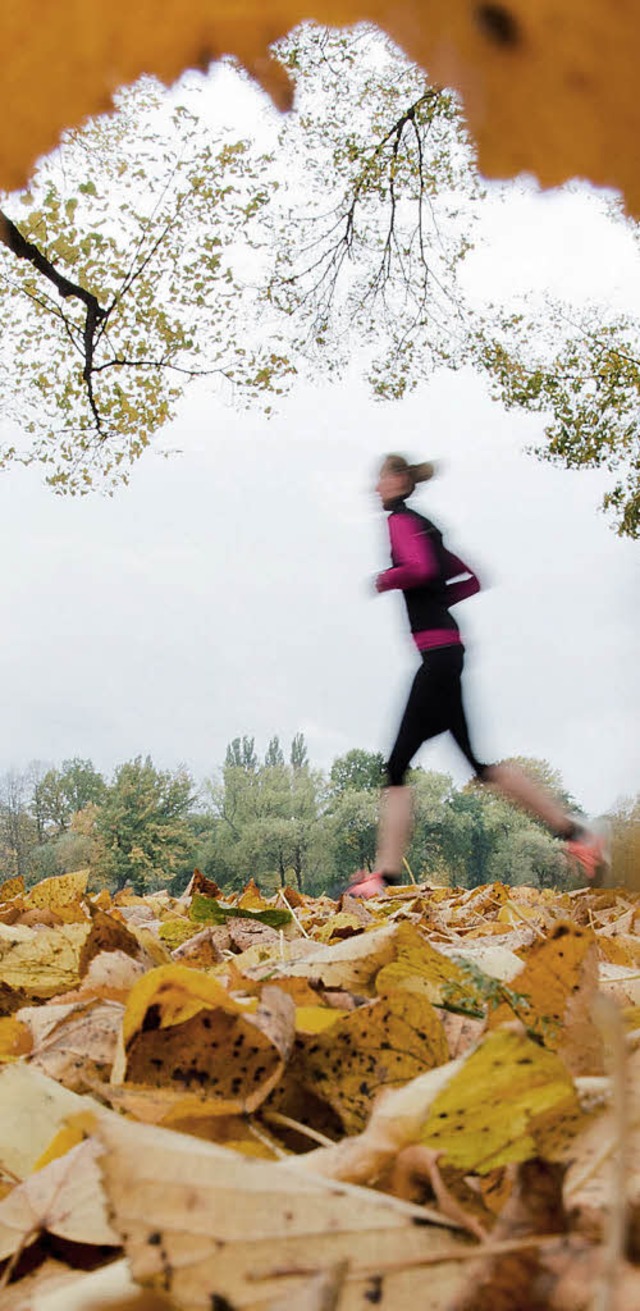 Laufen durch das herbstliche Laub ist ...istrikt-Marathon am Sonntag angesagt.   | Foto: dpa