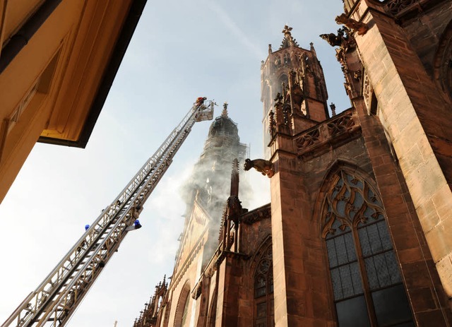 Das Mnster brannte zu bungszwecken bei strahlendem Sonnenschein.  | Foto: RITA EGGSTEIN                   