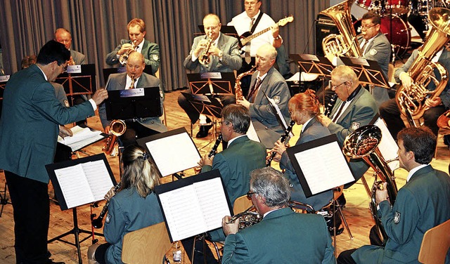 Otto Hildebrand und die Zollkapelle li...n Konzert von besonderer Qualitt ab.   | Foto: Bronner