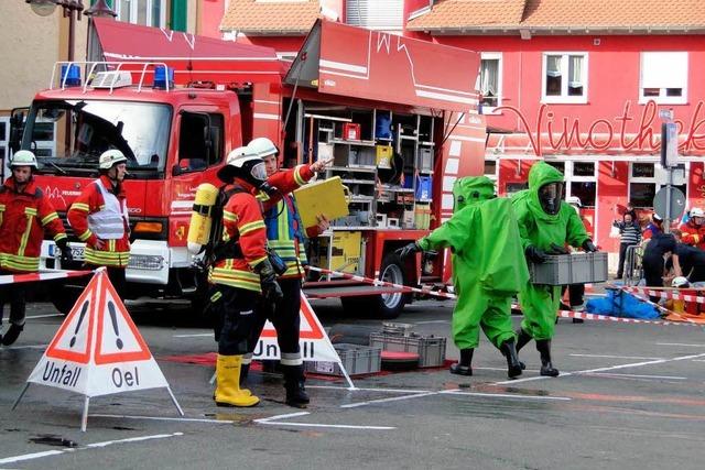 Breisacher Feuerwehr bt Einsatz bei Gefahrgutunfall