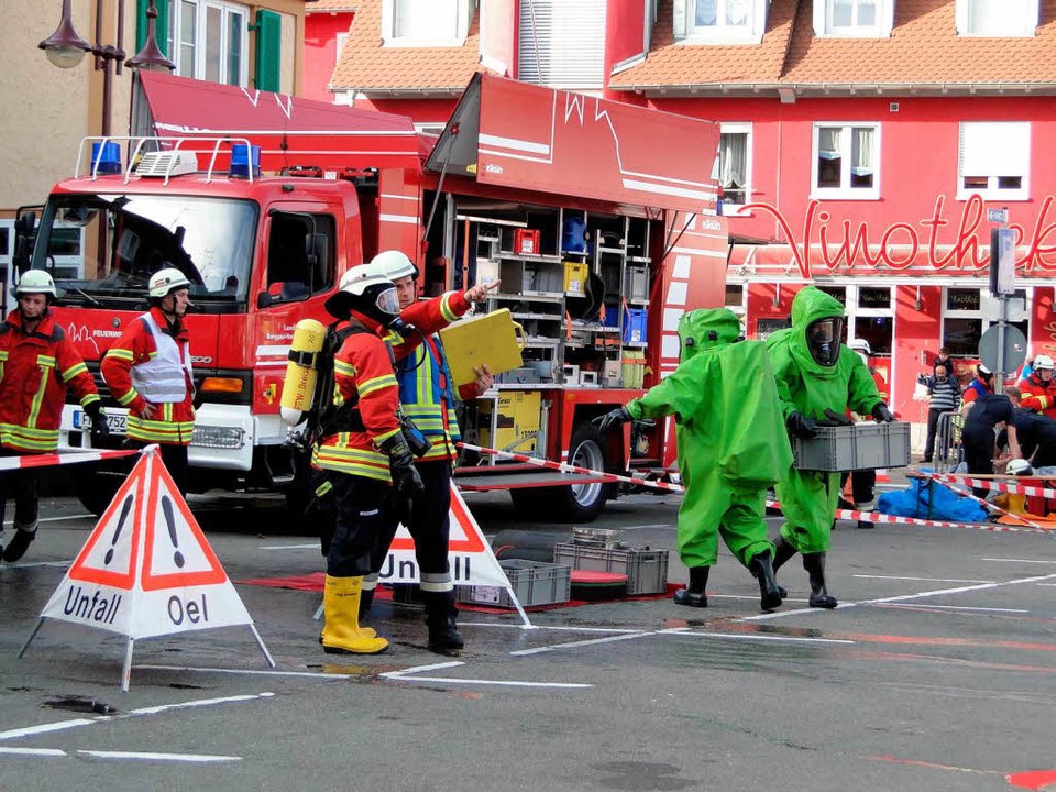 Breisacher Feuerwehr Ubt Einsatz Bei Gefahrgutunfall Breisach Badische Zeitung