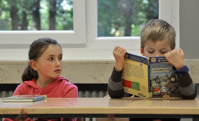 Lesen und zuhren, beides macht bei ei... beim Lesefest zum Frederick-Tag mit.   | Foto: julius steckmeister