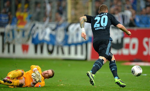 Wie ein Hufchen Elend: Oliver Baumann...re-Michel Lasogga schiebt zum 0:2 ein.  | Foto: dpa