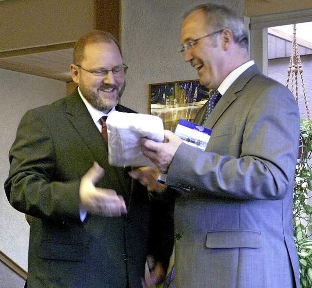 Ins Amt eingefhrt: Arnold Burklin, de...inks) mit Brgermeister Rainer Knig.   | Foto: Privat