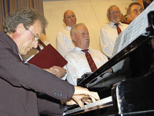 Pianist Florian Metz begleitete den Mnnerchor.   | Foto: Heinz Vollmar