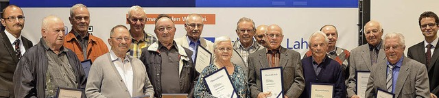 Bis zu 60 Jahre Genossenschaftsmitglie...che Mitglieder in Friesenheim geehrt.   | Foto: volksbank lahr