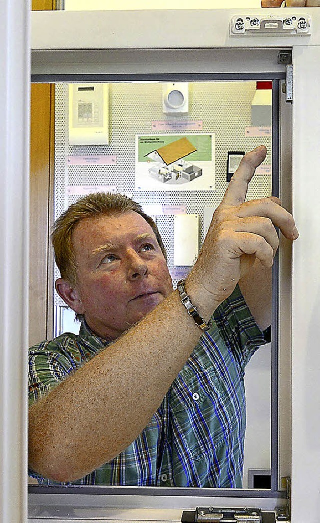 Hauptkommissar Frank Schlosser erklrt Sicherheitsvorrichtungen an Fenstern.  | Foto: ingo schneider