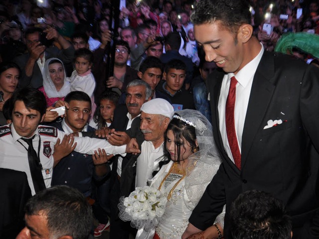 Die Braut misst immerhin 1,75 Meter &#...t sie winzig. Der ist 2,51 Meter gro.  | Foto: Nazmi Akyol/Anadolu Agency