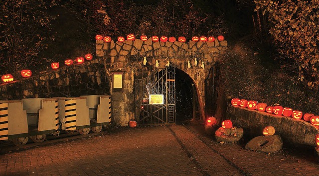 Der Eingang zum Schaubergwerk &#8222;T...rstrahlt derzeit im Halloween-Fieber.   | Foto: Manfred Lange