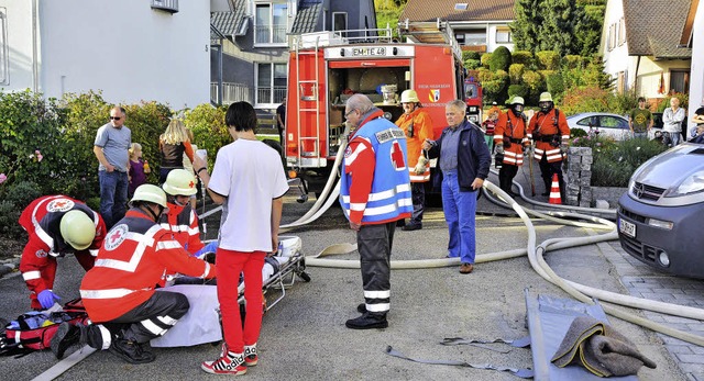 Die Feuerwehr lscht, das DRK kmmert ... die Verletzten: Probe in Malterdingen  | Foto: Dieter Erggelet